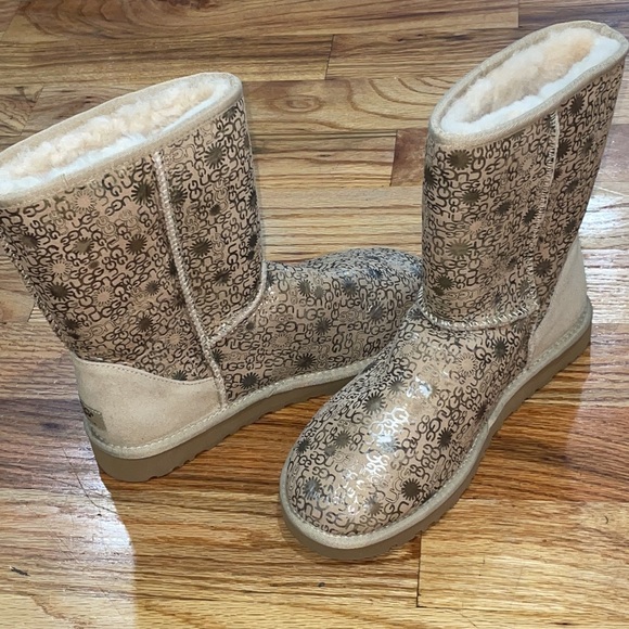 NEW UGG Classic RARE! Sand Metallic Logo Print Boots sz 9 - Picture 1 of 17